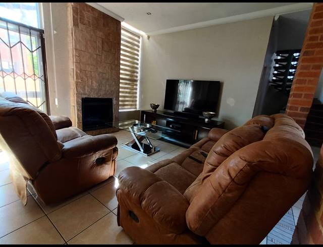 3 BEDROOM TOWNHOUSE FOR SALE IN CASHAN
